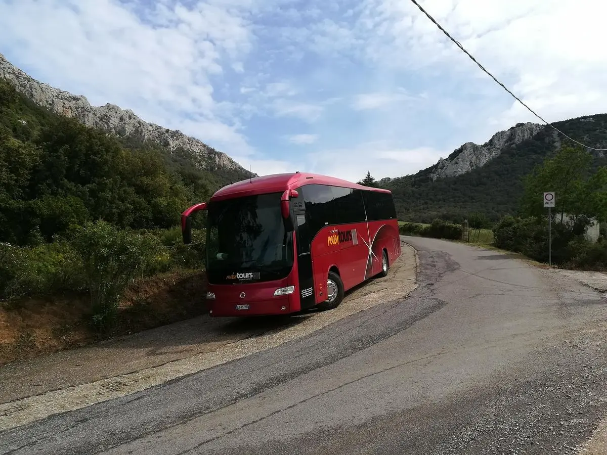Autobus Iveco Domino della flotta Redentours, allestimento granturismo