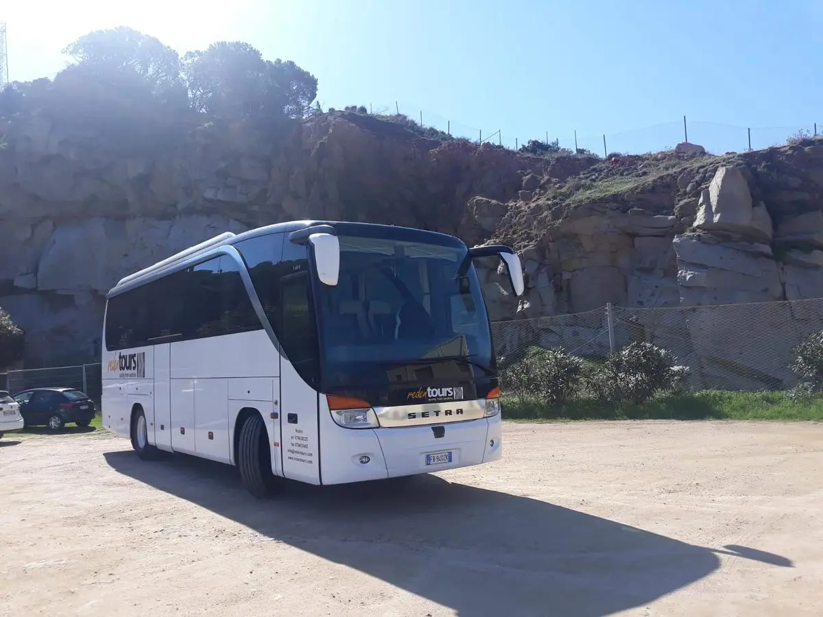 Autobus Setra 411 della flotta Redentours, allestimento granturismo, 2018